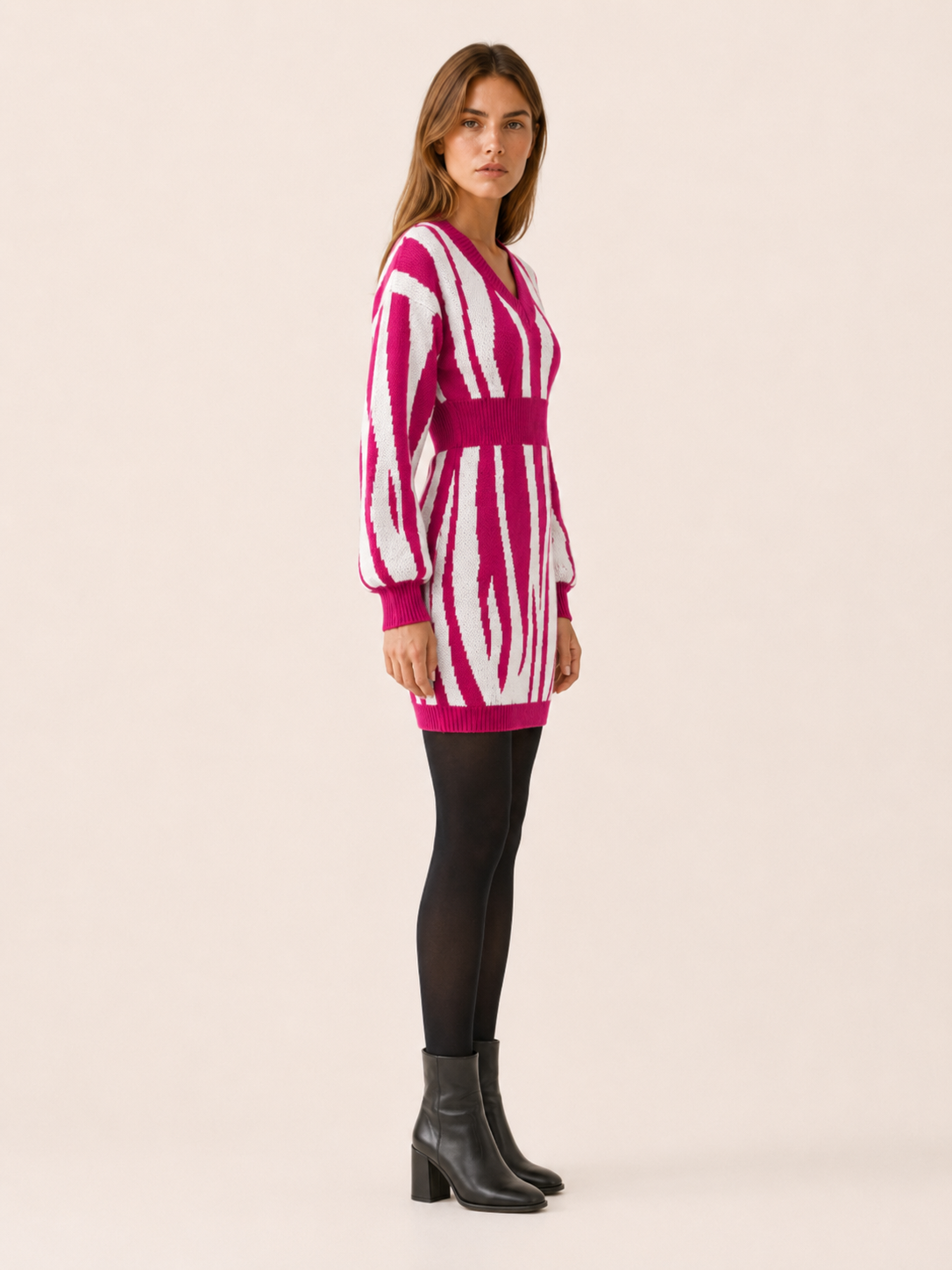 Vianne | Sweater Dress with Animal Print and V-Neck